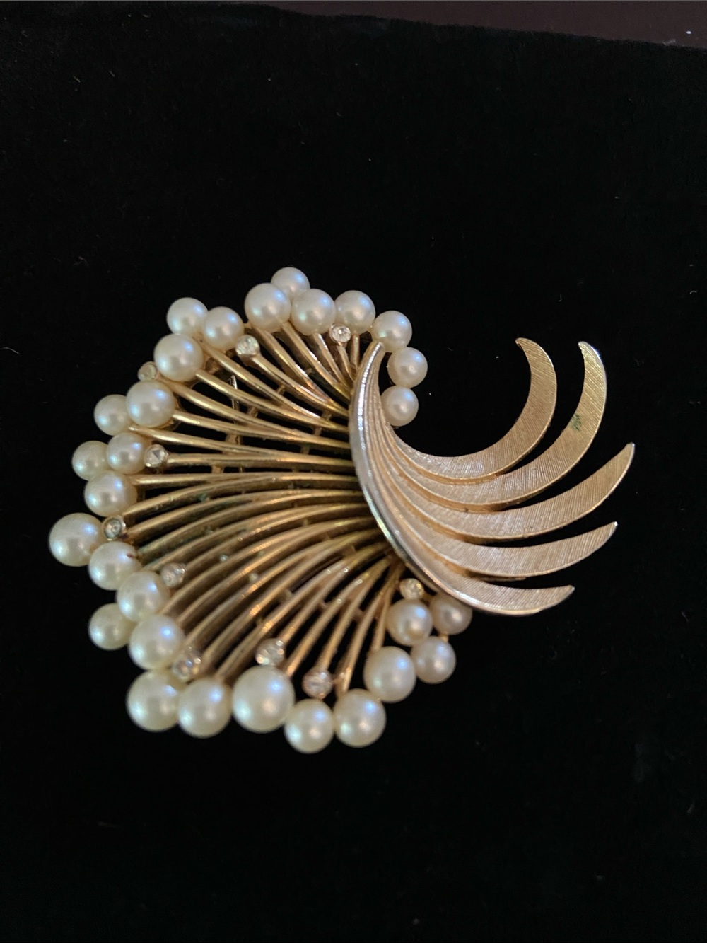 Vintage 1958 Crown Trifari Brooch – Elegant Gold-Tone & White Pearls